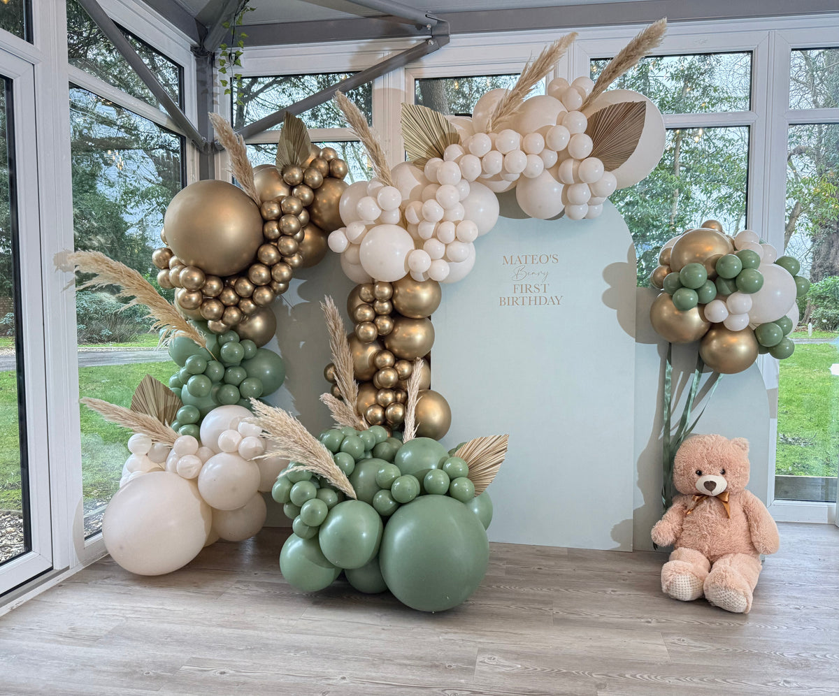Themed balloon garland with teddy backdrop